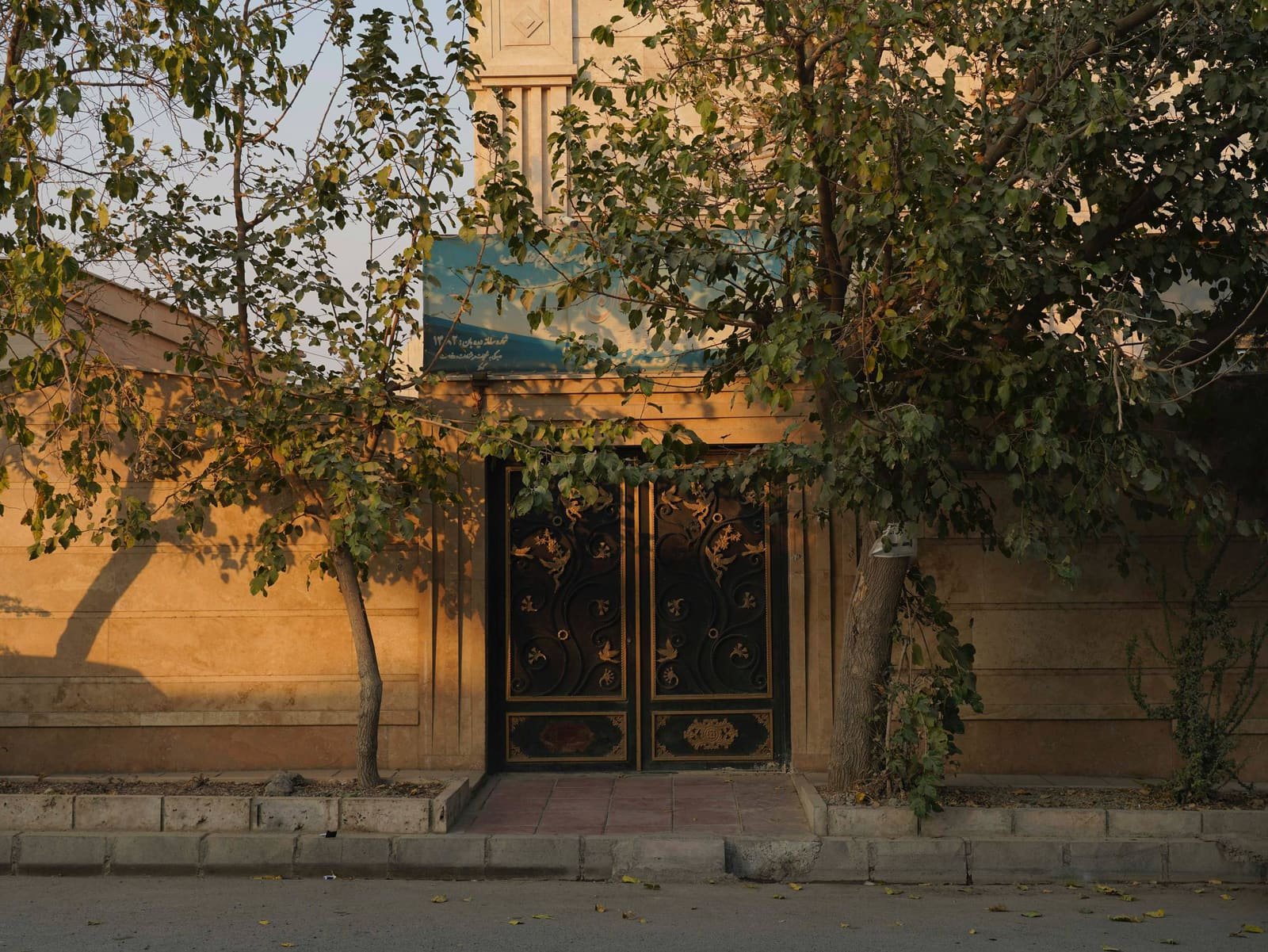 میز و صندلی در حیاط